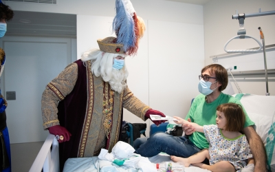 L'Ambaixador Reial recollint una de les cartes al Taulí | Roger Benet